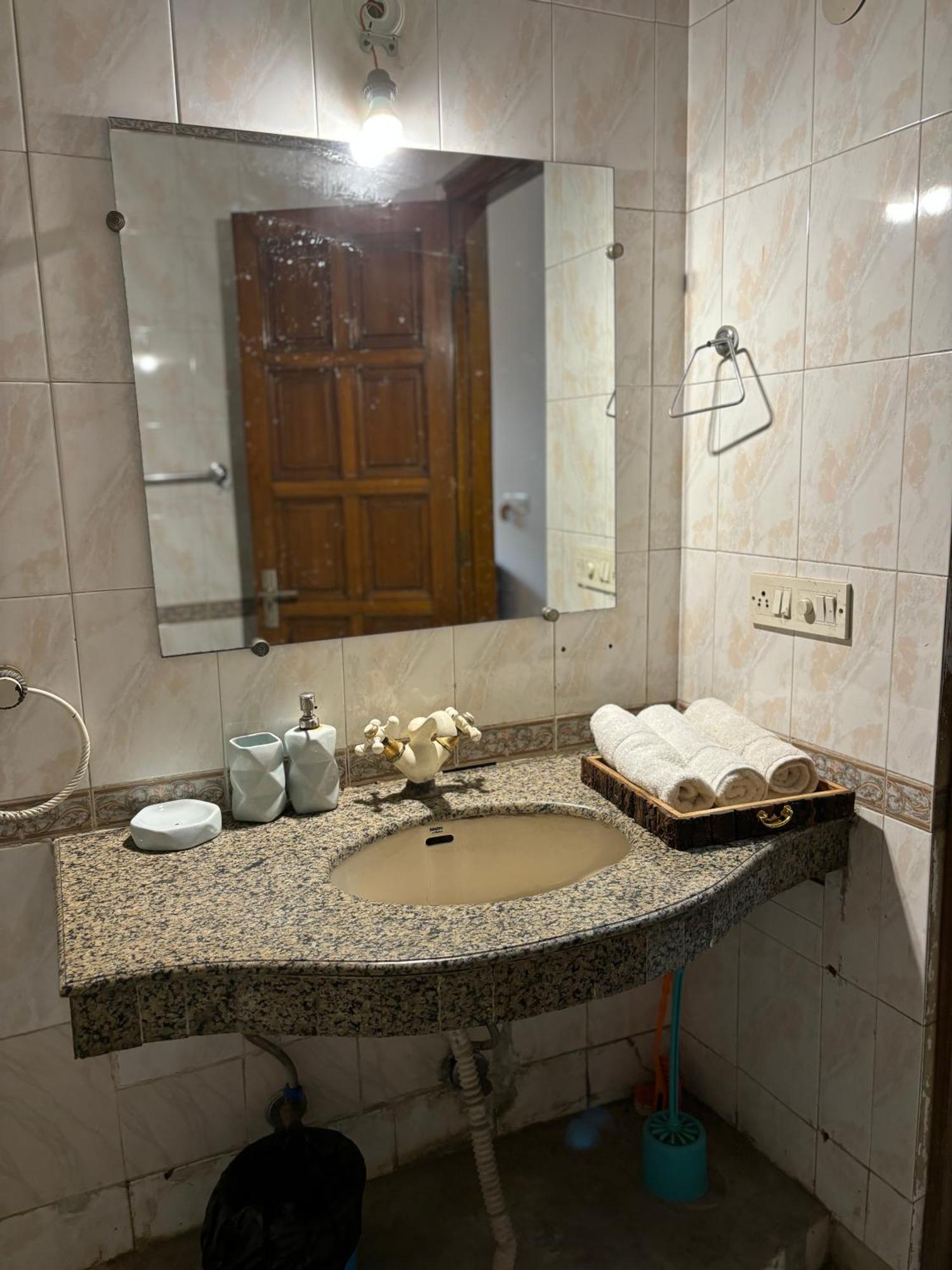 Atharva'S Homestay By Goaround Homes - Nehru Enclave Metro, South Delhi Új-Delhi Kültér fotó