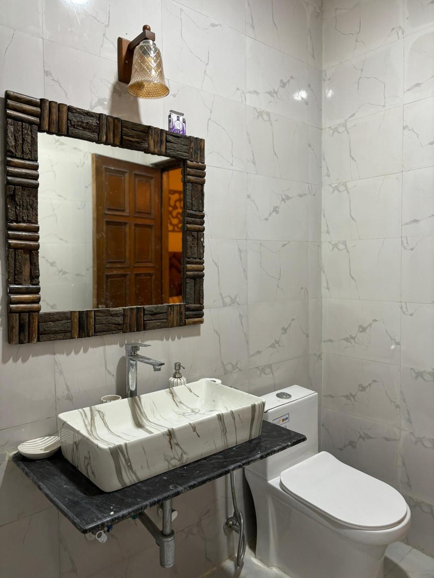 Atharva'S Homestay By Goaround Homes - Nehru Enclave Metro, South Delhi Új-Delhi Kültér fotó